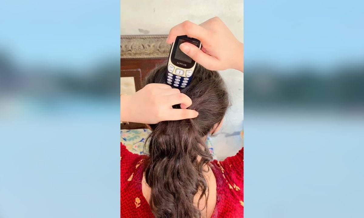 लवर से बात कर बालों में मोबाइल छुपा लेती थी लड़की, वीडियो देखकर कहेंगे- जुगाड़ तो सुपरहिट है!
