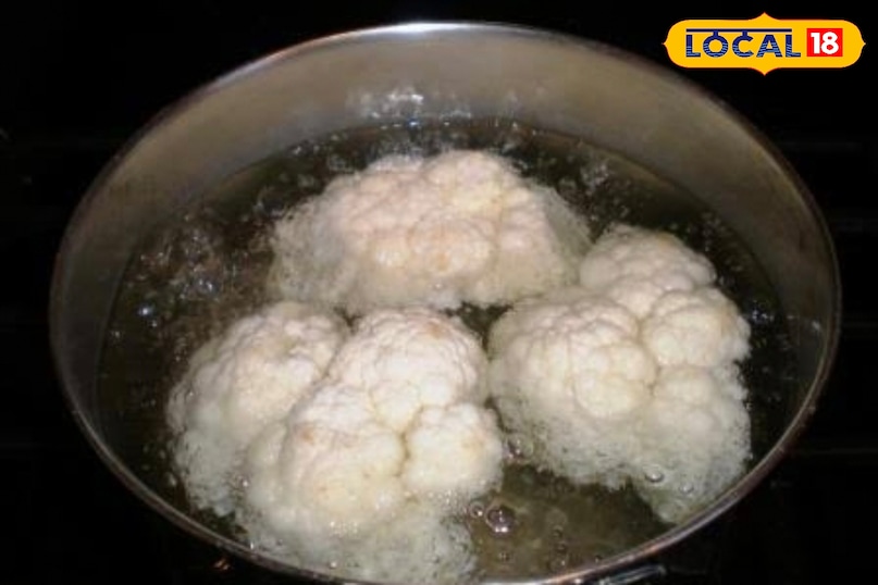 गोभी को उबालें (ब्लांचिंग) पानी में गोभी के टुकड़ों को 2 से 3 मिनट तक उबालें फिर तुरंत ठंडे पानी में डालकर धो लें इससे कीड़े निकल जाते हैं और सब्जी जल्दी पकती है। गोभी को उबालें (ब्लांचिंग) पानी में गोभी के टुकड़ों को 2 से 3 मिनट तक उबालें फिर तुरंत ठंडे पानी में डालकर धो लें इससे कीड़े निकल जाते हैं और सब्जी जल्दी पकती है।