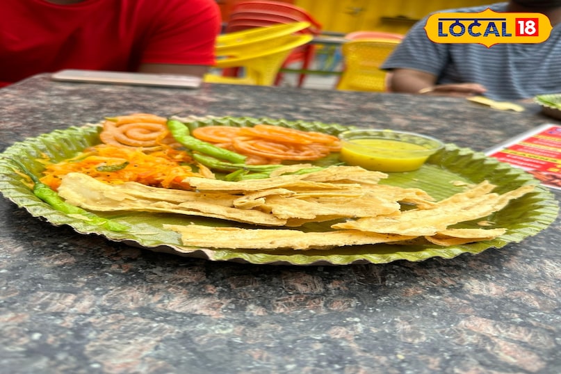 क्यों है जलेबी-फाफड़ा इतना खास? जलेबी-फाफड़ा सिर्फ एक नाश्ता नहीं, बल्कि गुजराती संस्कृति का एक अहम हिस्सा है। जलेबी का मीठापन और फाफड़े का नमकीन-कुरकुरापन एक अनोखा संतुलन बनाते हैं, जो स्वाद के किसी भी शौकीन को पसंद आएगा। क्यों है जलेबी-फाफड़ा इतना खास? जलेबी-फाफड़ा सिर्फ एक नाश्ता नहीं, बल्कि गुजराती संस्कृति का एक अहम हिस्सा है। जलेबी का मीठापन और फाफड़े का नमकीन-कुरकुरापन एक अनोखा संतुलन बनाते हैं, जो स्वाद के किसी भी शौकीन को पसंद आएगा।