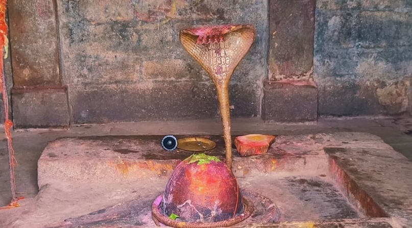 ध्वस्त मण्डप और टूटी छत के बीच भी गूंजता है हर हर महादेव