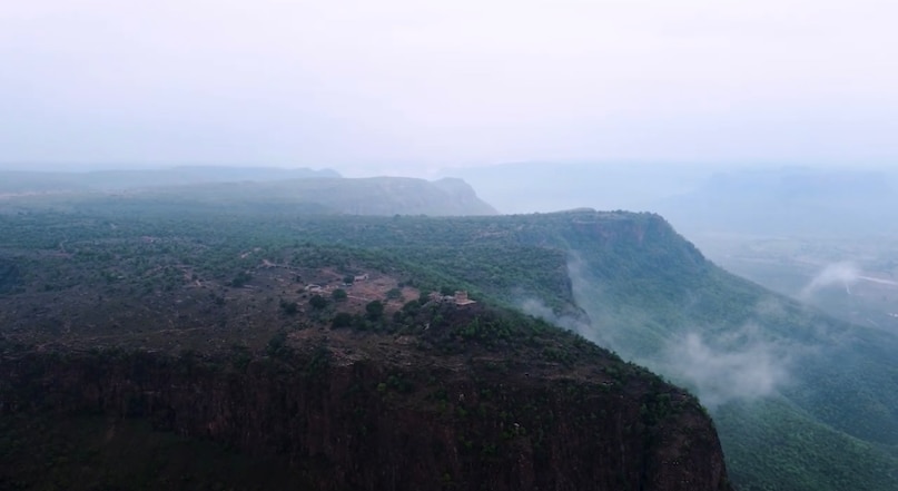 कल-कल करती नदियाँ और चट्टानों से घिरा मंदिर