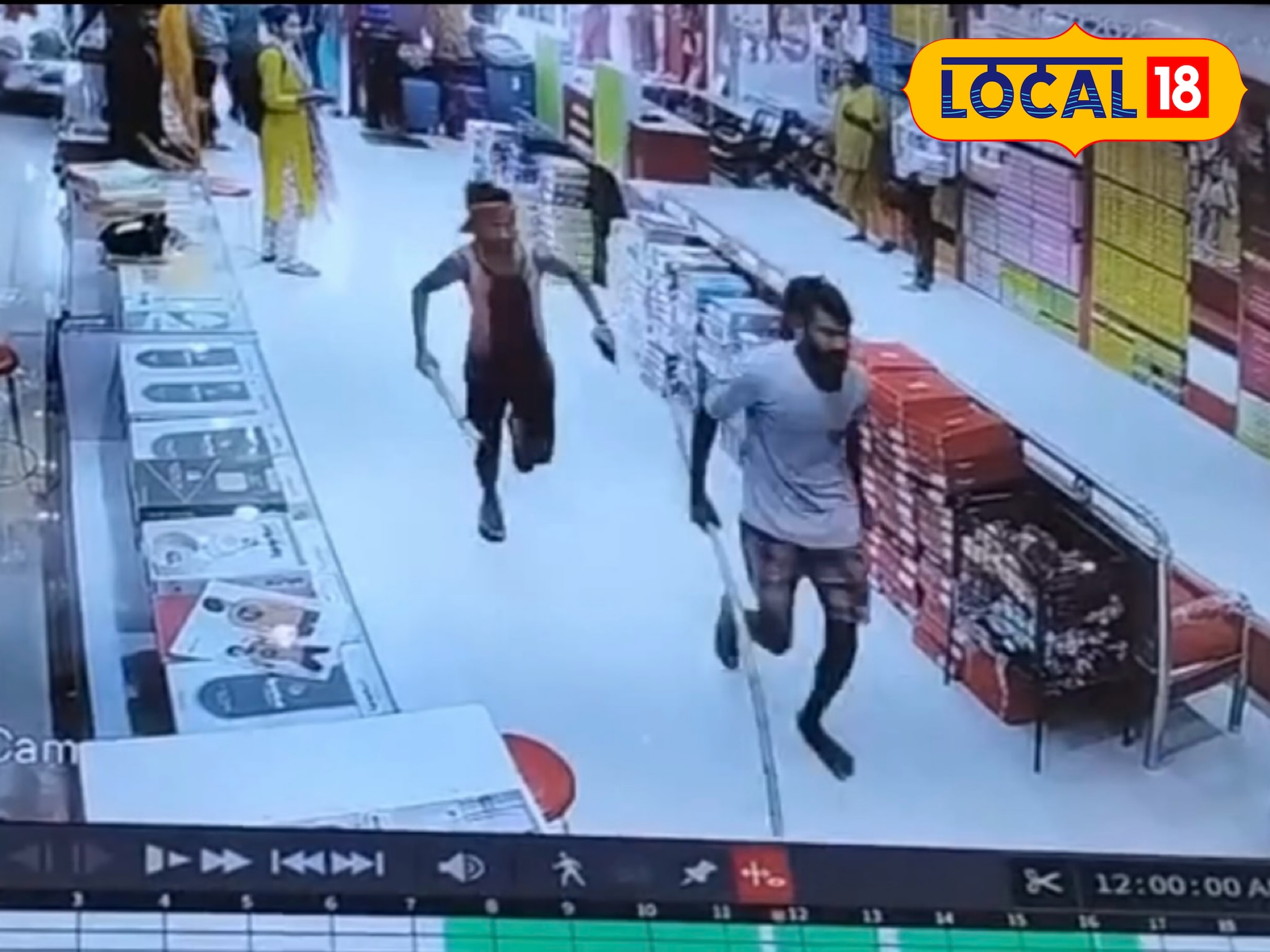 Rohtas: उपद्रवियों ने पुलिस को दौड़ाया...कॉलर खींचा, जड़े थप्पड़! देखें वीडियो