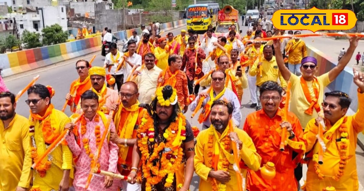 ना TRP की चिंता, ना ब्रेकिंग की होड़…खरगोन में तीसरी बार निकली अनोखी पत्रकार कांवड़ यात्रा
