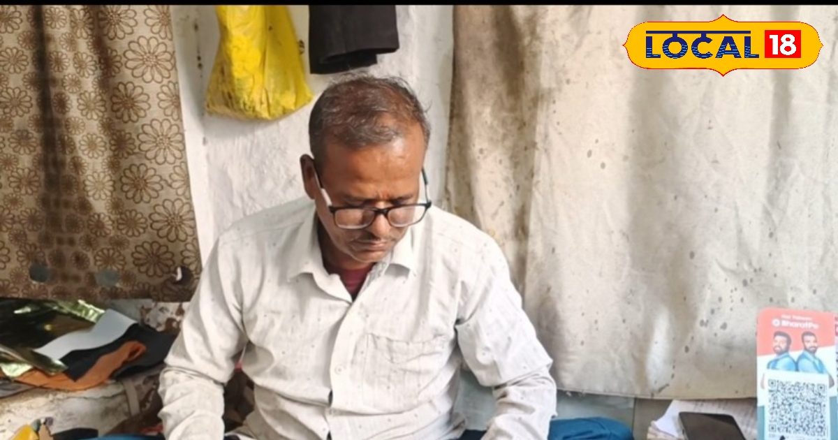 हाथों के आगे मशीन भी फेल, रमेश चितरे कपड़े से बना रहे महाराजा स्टाइल जूतियां