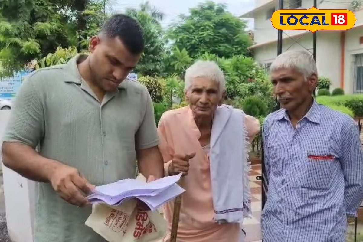 'जिंदा हूं साहब, सांसें चल रही हैं... मेरे ही बेटे ने मुझे कागज पर मार डाला!'