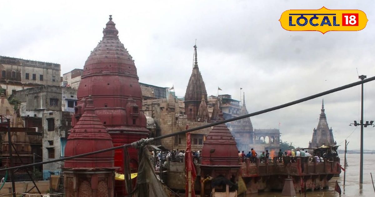 Varanasi Ground Report: वाराणसी में मोक्ष के लिए भी वेटिंग! बाढ़ में डूबे घाट, छत और गलियों पर हो रहा अंतिम संस्कार