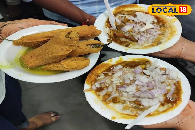 Gokul Chaat Hyderabad is a restaurant in Hyderabad, obviously we had to start our list with Gokul Chaat. Although this place is always a gulzar, but in the monsoon, its beauty increases even more. During the rainy days, eating a plate of Pav Bhaji, Save Puri, Ragda Samosa and Cut Mirchi Ragda has its own relaxation.