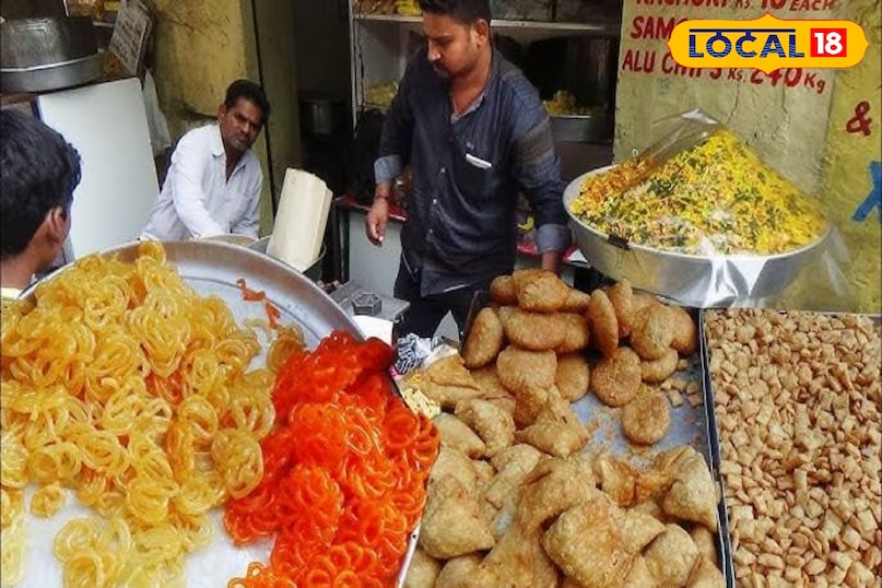 The stall of Jalebi Jai Majisa of the High Court, also known as 'High Court Jalebi' serves the best evening breakfast in the city. If you go here, please taste hot jalebi, samosas, kachori and water.