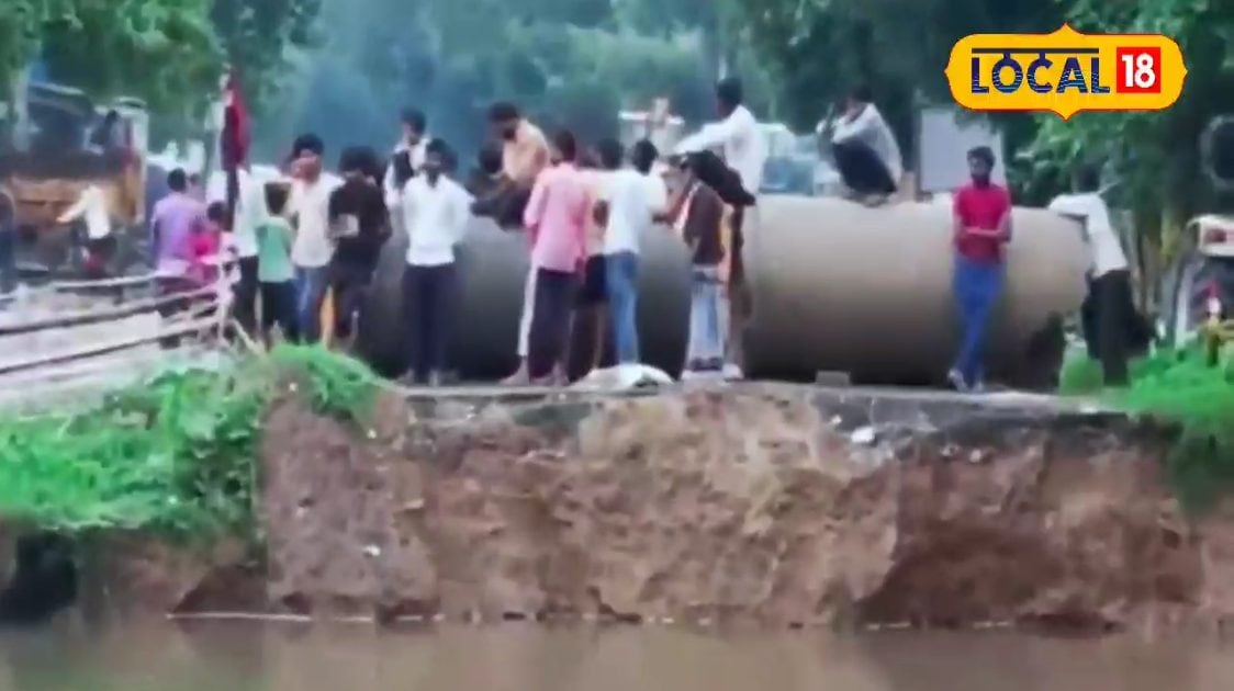 Pilibhit News : पीलीभीत में बाढ़- बारिश का कहर… 2 भागों में कटा माधोटांडा रोड, डाइवर्जन रूट भी डूबा