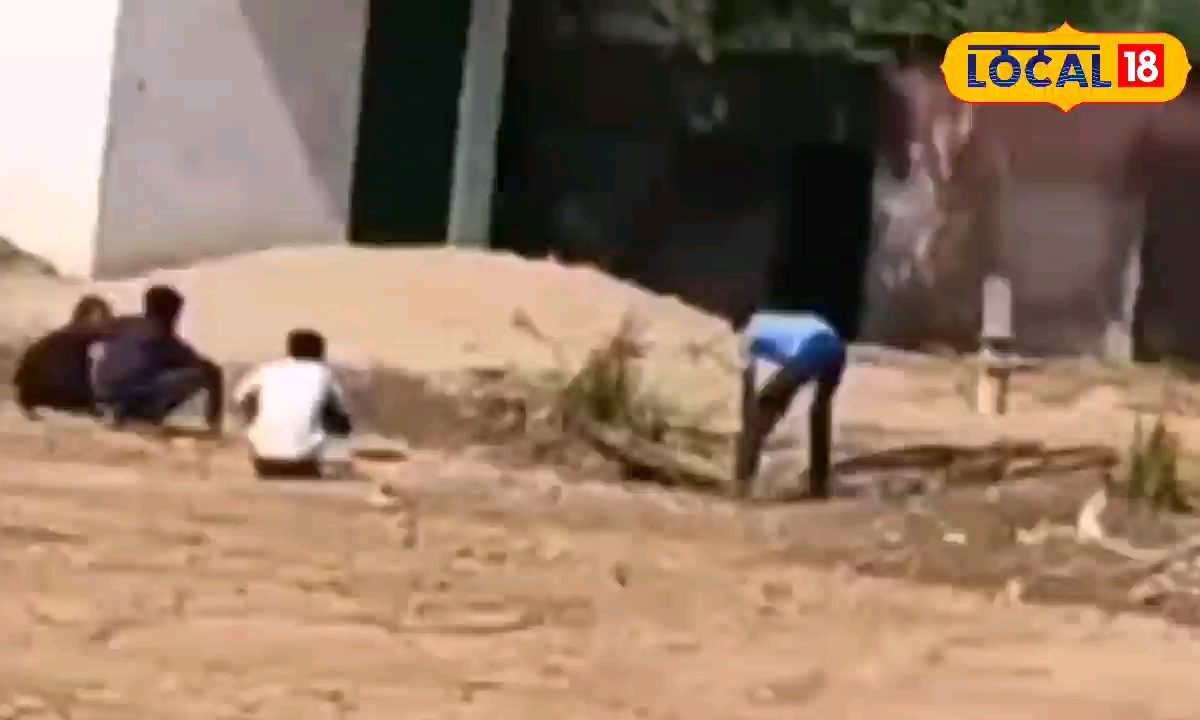खौल उठेगा अभिभावकों का खून! जमुई के स्कूल में बच्चों से कराया जा रहा था ये काम