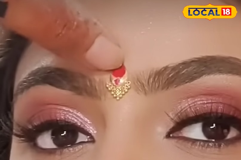 पहनावे के साथ बिंदी 