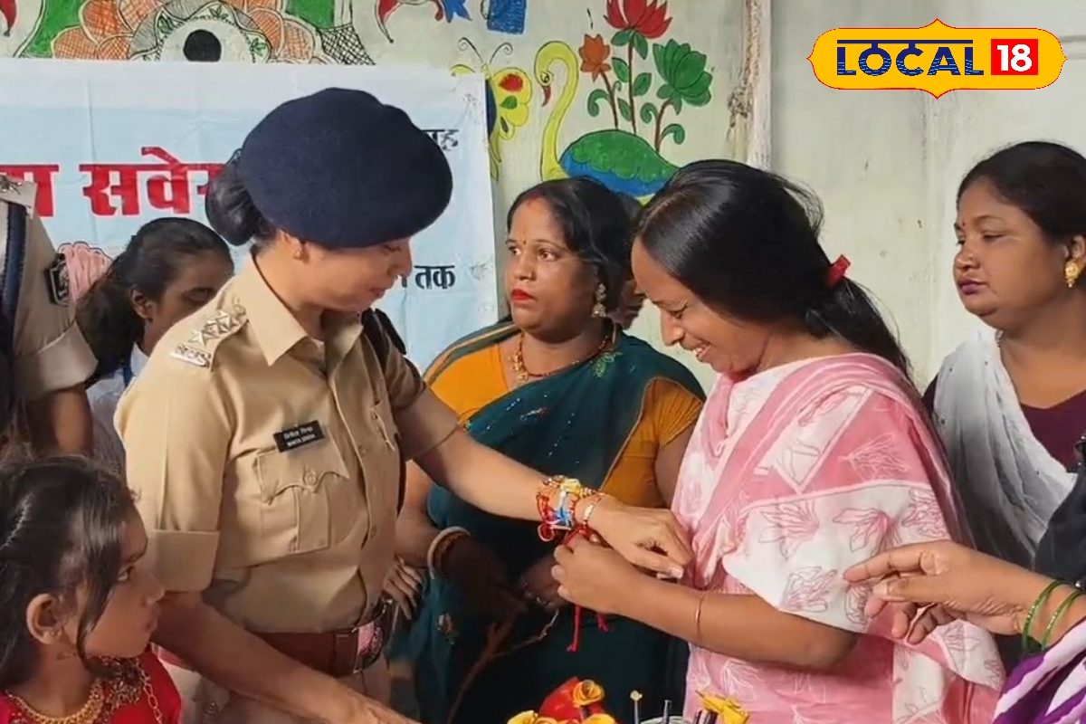 मुजफ्फरपुर की अनोखी तस्वीर, रेड लाइट एरिया की महिलाओं ने पुलिस को बांधी राखी