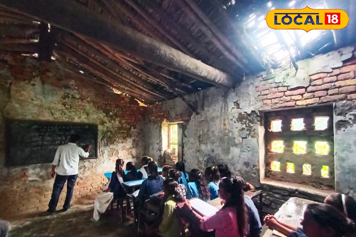 बिहार में ये कैसी पाठशाला...बारिश में पन्नी ओढ़कर पढ़ते हैं स्टूडेंट