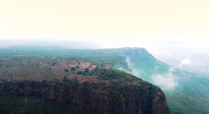 मानसून में कैमूर पहाड़ी यूं लगती है मानो बादल ज़मीन पर उतर आए हों। मानसून में कैमूर पहाड़ी यूं लगती है मानो बादल ज़मीन पर उतर आए हों।