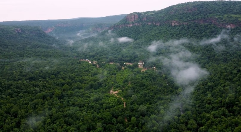 पहाड़ों पर फैली हरियाली, जो मानसून में और गहरी हो जाती है।