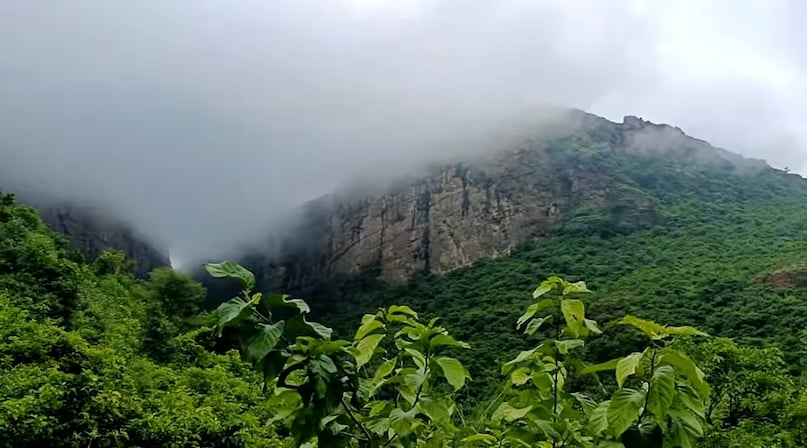 घाटियों में नीचे-नीचे उतरते बादल, जो पूरे परिदृश्य को ढक लेते हैं। घाटियों में नीचे-नीचे उतरते बादल, जो पूरे परिदृश्य को ढक लेते हैं।