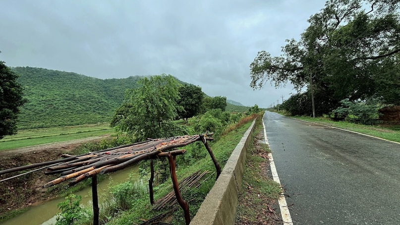 मिट्टी की खुशबू और गलियों में बहते बरसाती पानी की धारा। मिट्टी की खुशबू और गलियों में बहते बरसाती पानी की धारा।