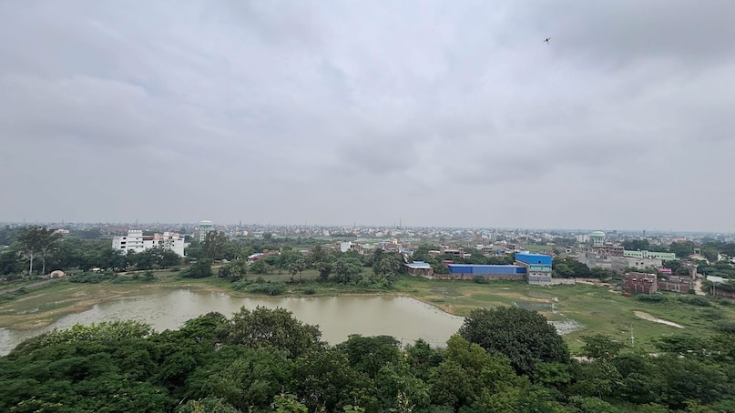 पानी से लबालब धान की क्यारियाँ और चमकती मिट्टी।