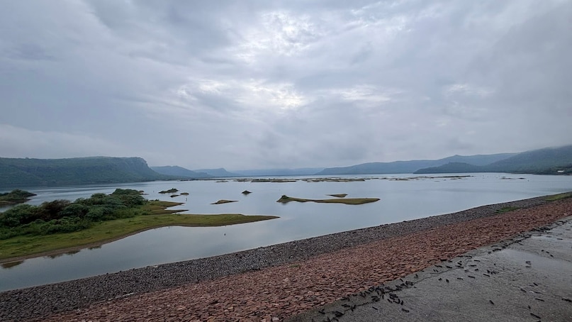 बारिश से भरे छोटे-छोटे ताल, जिनमें आसमान का प्रतिबिंब। बारिश से भरे छोटे-छोटे ताल, जिनमें आसमान का प्रतिबिंब।