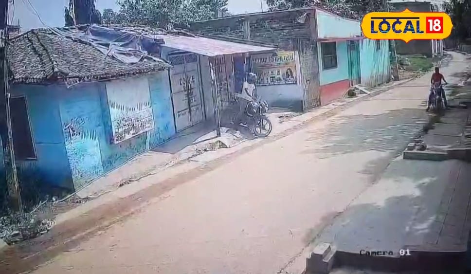 15 सेकंड में बाइक गायब! हेलमेटधारी चोर दिनदहाड़े उड़ा ले गए, देखें Video