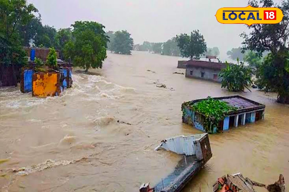 बिहार में बाढ़ और बारिश की जुगलबंदी से जल प्रलय, घर छोड़कर भाग रहे लोग