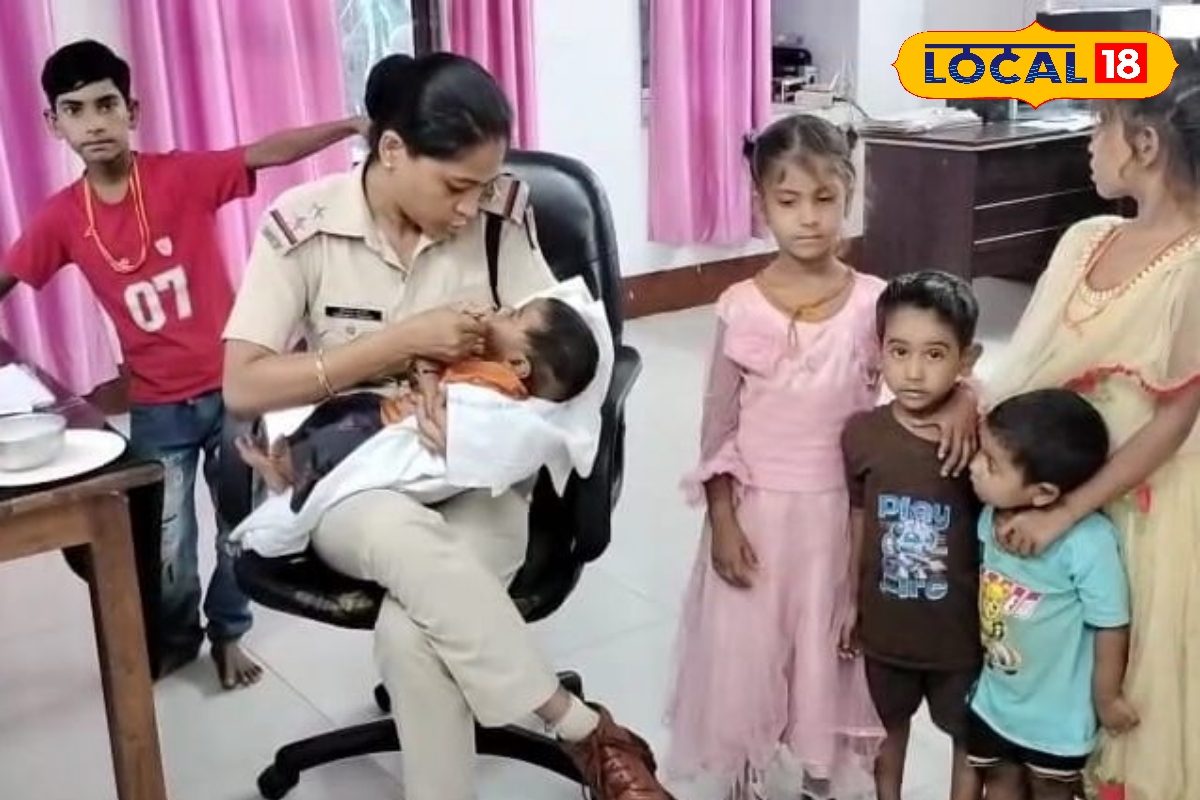 खाकी में छिपी ममता! भूख से रोते दुधमुंहे बच्चे को दूध पिलाकर बचाई जान