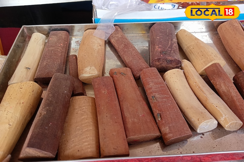 चित्रकूट आने वाला हर भक्त यहां चंदन जरूर खरीदता है और इसे अपने माथे पर लगाकर खुद को धन्य मानता है। यही वजह है कि धर्म नगरी चित्रकूट में चंदन को प्रसाद का सबसे बड़ा दर्जा दिया गया है। 