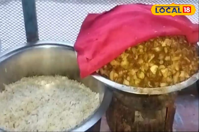 Desi food looks very tasty people. Crowd looks good food Amethi Uttar Pradesh News 18 Hindi 