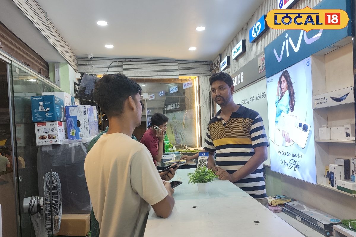 Business Idea: खुद का खोलना चाहते है मोबाइल शोरूम, तो करना होगा यह काम