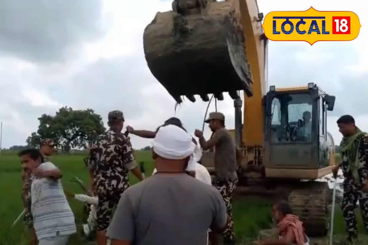 खेत में चल रही JCB के सामने किसानों का हल्ला, बीच खेत में मच गई भगदड़