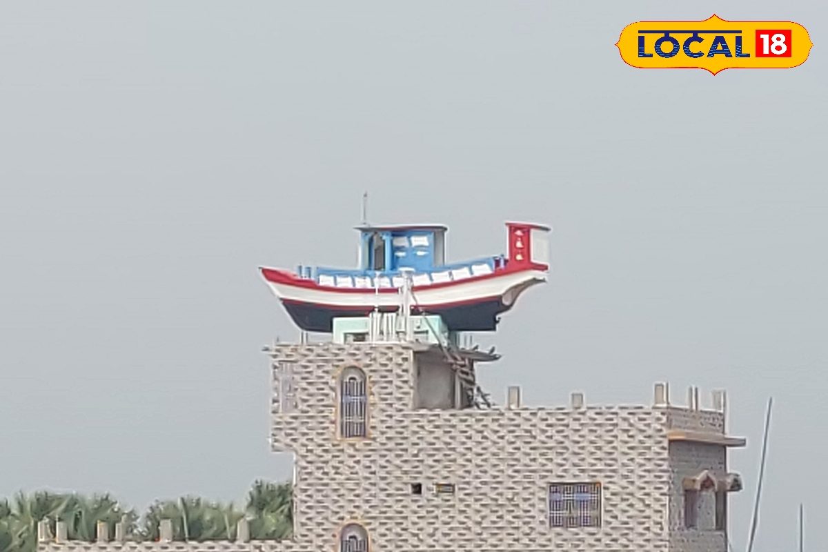 शौक ने बना दिया घर को अनोखा! छत पर नाव देख हर कोई दंग, लोग बोले- ये कैसे?