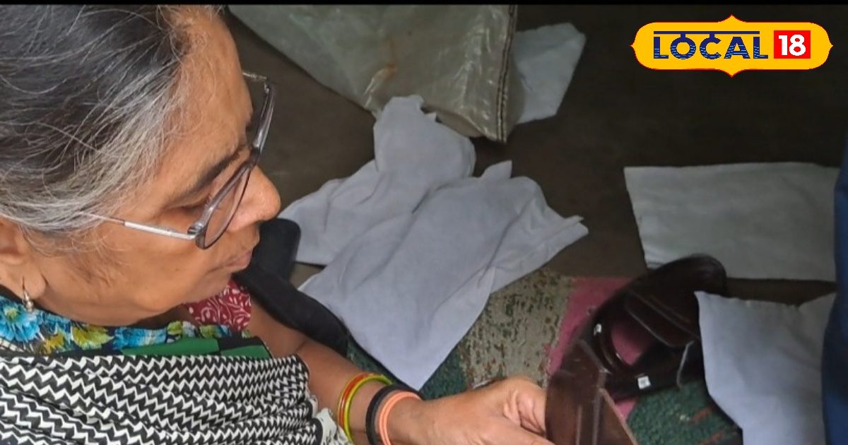 Business – Women of Agra are becoming self-reliant by knitting shoes – Uttar Pradesh News – INA NEWS