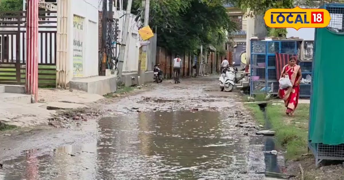 Public Opinion: चंदौली में यहां 10 साल से नहीं बनी सड़क, महिला ने कहा- शादी हो गई बच्चे भी हो गए; मगर सड़क का कुछ नहीं हुआ