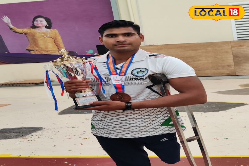 He lost his leg in childhood. The accident occurred due to the truck being hit by a truck while going to school in 2004. After which he lost one leg. However, there was interest in the game since childhood. But while going to play, people were taunted, how will you not play. But without considering his disability as a problem, he started practicing with one leg. Today we have won the gold medal in the international match. He lost his leg in childhood. The accident occurred due to the truck being hit by a truck while going to school in 2004. After which he lost one leg. However, there was interest in the game since childhood. But while going to play, people were taunted, how will you not play. But without considering his disability as a problem, he started practicing with one leg. Today we have won the gold medal in the international match.