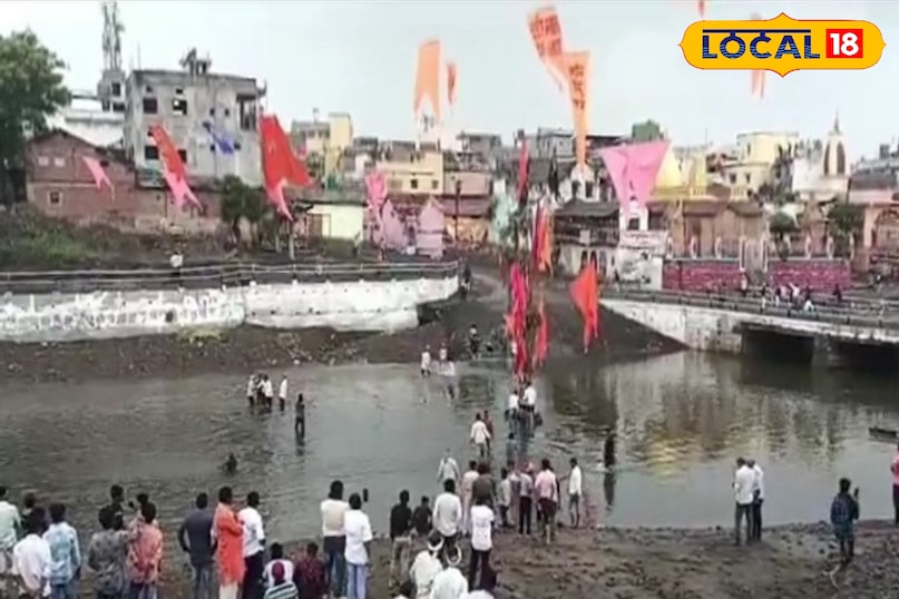 ऐसा माना जाता है कि सावरगांव और पांढुर्ना के बीच एक प्रेम कहानी ने जन्म लिया, जो दुखद अंत की ओर बढ़ गई. सावरगांव की एक लड़की और पांढुर्ना के एक लड़के के बीच प्रेम हो गया, और उन्होंने चोरी-छिपे विवाह कर लिया. जब लड़का अपनी प्रेमिका को अपने साथ ले जाने लगा, तो सावरगांव के लोगों ने इसका पता चलने पर पत्थरों से हमला कर दिया. पांढुर्ना पक्ष के लोगों ने भी जवाबी हमला किया, और दोनों प्रेमियों की मृत्यु जाम नदी में हो गई. बाद में दोनों पक्षों ने अपनी गलती का एहसास किया और दोनों प्रेमियों के शवों को किले पर माँ चंडिका के दरबार में ले जाकर अंतिम संस्कार किया. ऐसा माना जाता है कि सावरगांव और पांढुर्ना के बीच एक प्रेम कहानी ने जन्म लिया, जो दुखद अंत की ओर बढ़ गई. सावरगांव की एक लड़की और पांढुर्ना के एक लड़के के बीच प्रेम हो गया, और उन्होंने चोरी-छिपे विवाह कर लिया. जब लड़का अपनी प्रेमिका को अपने साथ ले जाने लगा, तो सावरगांव के लोगों ने इसका पता चलने पर पत्थरों से हमला कर दिया. पांढुर्ना पक्ष के लोगों ने भी जवाबी हमला किया, और दोनों प्रेमियों की मृत्यु जाम नदी में हो गई. बाद में दोनों पक्षों ने अपनी गलती का एहसास किया और दोनों प्रेमियों के शवों को किले पर माँ चंडिका के दरबार में ले जाकर अंतिम संस्कार किया.