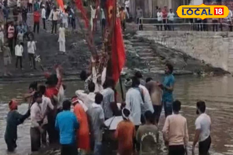 17वीं शताब्दी में शुरू हुई परंपरा के लिए पांढुर्णा को दुनिया भर में जाना जाता है. यह परंपरा आम परंपराओं से बिल्कुल अलग है. दरअसल, यहां के स्थानीय त्यौहार पोला मनाया जाता है. इसी दिन एक खूनी खेल खेला जाता है, जिसे देखने के लिए दूर-दूर से लोग आते हैं. पांढुर्णा की जाम नदी के किनारे पर एक विश्व प्रसिद्ध मेला होता है. इसमें पांढुर्णा और सावरगांव के बीच एक बड़ी पुलिया पर दोनों गांव के लोग एक दूसरे पर पथराव करते हैं. इसमें हर साल सैंकड़ों लोग घायल होते हैं और कभी-कभी किसी जान तक चली जाती है. इसे गोटमार मेले के नाम से जाना जाता है. जानिए क्या है परंपरा... 17वीं शताब्दी में शुरू हुई परंपरा के लिए पांढुर्णा को दुनिया भर में जाना जाता है. यह परंपरा आम परंपराओं से बिल्कुल अलग है. दरअसल, यहां के स्थानीय त्यौहार पोला मनाया जाता है. इसी दिन एक खूनी खेल खेला जाता है, जिसे देखने के लिए दूर-दूर से लोग आते हैं. पांढुर्णा की जाम नदी के किनारे पर एक विश्व प्रसिद्ध मेला होता है. इसमें पांढुर्णा और सावरगांव के बीच एक बड़ी पुलिया पर दोनों गांव के लोग एक दूसरे पर पथराव करते हैं. इसमें हर साल सैंकड़ों लोग घायल होते हैं और कभी-कभी किसी जान तक चली जाती है. इसे गोटमार मेले के नाम से जाना जाता है. जानिए क्या है परंपरा...