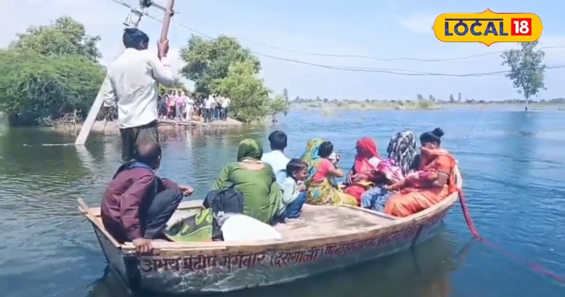 बाढ़ के बीच पति ने दिखाई बहादुरी, पत्नी के पेट हुआ दर्द.. तो नाव का लिया सहारा; महिला ने दिया तीन बच्चों को जन्म