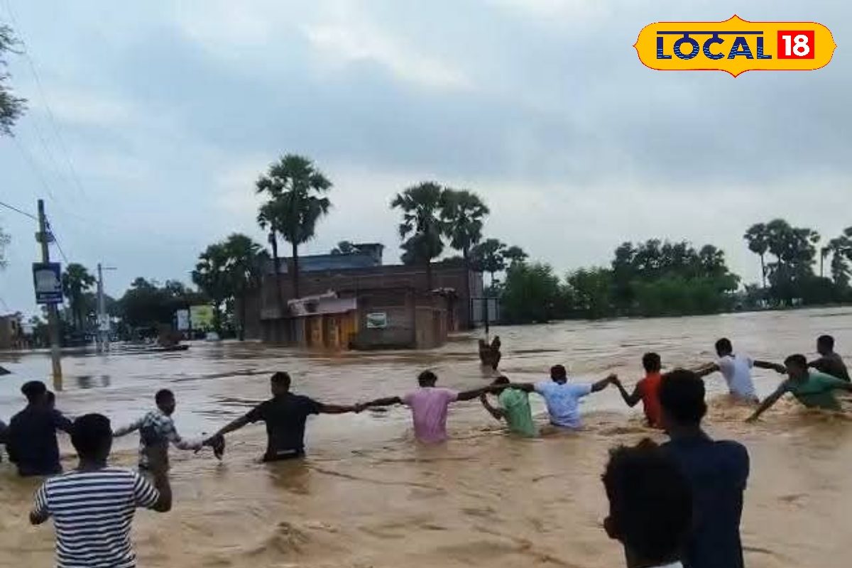 झारखंड की बारिश से बिहार में तबाही! बह गए मकान, फसल बर्बाद, घरों में जमा मलबा
