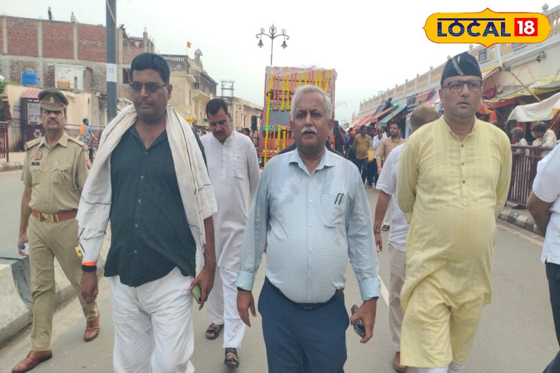 राजा विमलेन्द्र मोहन प्रताप मिश्र के निधन से न केवल अयोध्या, बल्कि पूरा उत्तर प्रदेश शोक में है. सभी उत्तर प्रदेशवासियों ने उन्हें श्रद्धांजलि दी. राजा विमलेन्द्र मोहन प्रताप मिश्र के निधन से न केवल अयोध्या, बल्कि पूरा उत्तर प्रदेश शोक में है. सभी उत्तर प्रदेशवासियों ने उन्हें श्रद्धांजलि दी.