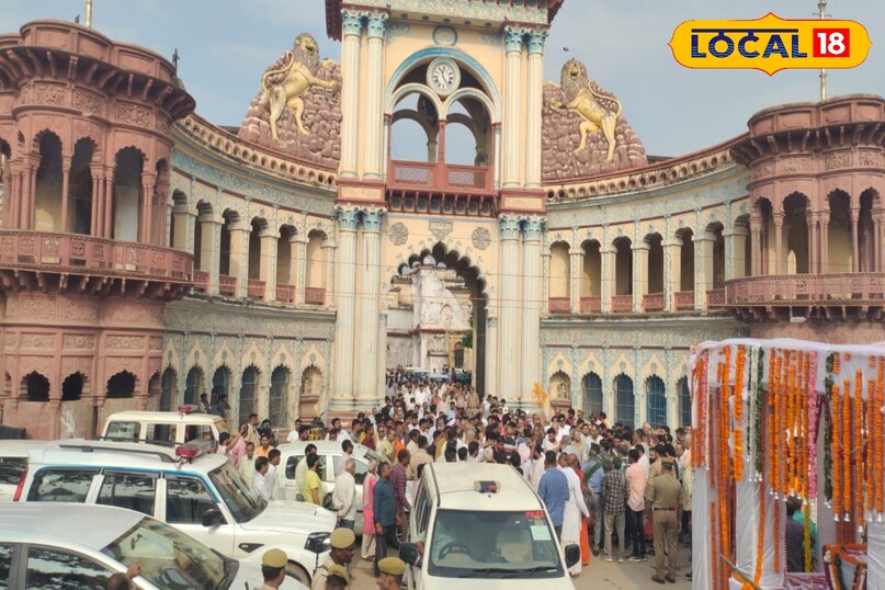 गमगीन माहौल...नम आंखें...और सन्नाटा राजा अयोध्या की अंतिम यात्रा जब राज सदन से बैकुंठ मंडप के लिए निकली, तो हर आंख नम थी. अयोध्या वासियों ने अपने राजा को अश्रुपूरित श्रद्धांजलि दी. प्रदेश भर से लोग श्रद्धांजलि देने अयोध्या पहुंचे हैं. गमगीन माहौल...नम आंखें...और सन्नाटा राजा अयोध्या की अंतिम यात्रा जब राज सदन से बैकुंठ मंडप के लिए निकली, तो हर आंख नम थी. अयोध्या वासियों ने अपने राजा को अश्रुपूरित श्रद्धांजलि दी. प्रदेश भर से लोग श्रद्धांजलि देने अयोध्या पहुंचे हैं.