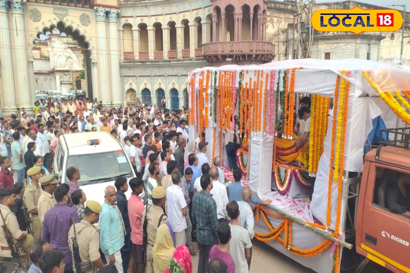 कृषि मंत्री और अयोध्या के प्रभारी मंत्री सूर्य प्रताप शाही और खाद एवं रसद मंत्री सतीश शर्मा ने पहुंचकर राजा साहब के अंतिम दर्शन किए और श्रद्धांजलि अर्पित की. प्रधानमंत्री नरेंद्र मोदी, मुख्यमंत्री योगी आदित्यनाथ, उत्तराखंड के मुख्यमंत्री पुष्कर सिंह धामी और सपा प्रमुख अखिलेश यादव ने भी दुख जताया है. कृषि मंत्री और अयोध्या के प्रभारी मंत्री सूर्य प्रताप शाही और खाद एवं रसद मंत्री सतीश शर्मा ने पहुंचकर राजा साहब के अंतिम दर्शन किए और श्रद्धांजलि अर्पित की. प्रधानमंत्री नरेंद्र मोदी, मुख्यमंत्री योगी आदित्यनाथ, उत्तराखंड के मुख्यमंत्री पुष्कर सिंह धामी और सपा प्रमुख अखिलेश यादव ने भी दुख जताया है.