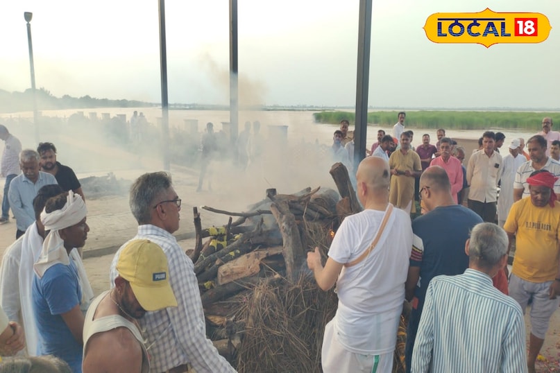 सरयू घाट पर पंचतत्व में विलीन हुए राजा अयोध्या व राम मंदिर ट्रस्ट के ट्रस्टी विमलेंद्र मोहन प्रताप मिश्रा को उनके बेटे यतींद्र मिश्र ने मुखाग्नि दी. उनका अंतिम संस्कार बैकुंठ धाम में किया गया. जहां गमगीन माहौल में अयोध्या वासियों ने उन्हें अंतिम विदाई दी. सरयू घाट पर पंचतत्व में विलीन हुए राजा अयोध्या व राम मंदिर ट्रस्ट के ट्रस्टी विमलेंद्र मोहन प्रताप मिश्रा को उनके बेटे यतींद्र मिश्र ने मुखाग्नि दी. उनका अंतिम संस्कार बैकुंठ धाम में किया गया. जहां गमगीन माहौल में अयोध्या वासियों ने उन्हें अंतिम विदाई दी.