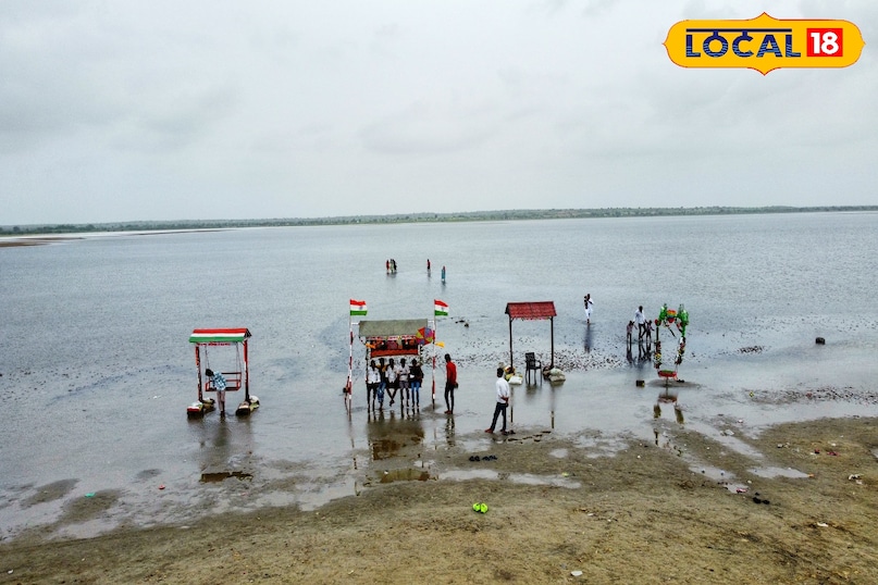 During the rainy days, it stays with tourists