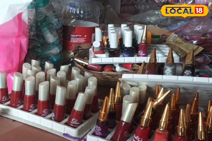 In the top five business, you can also open a general store shop in your village, in which women can keep homes such things like dot, bangle, vermilion, mehndi, saree, cosmetic, children's toys, this is that things. Which women keep coming in need.