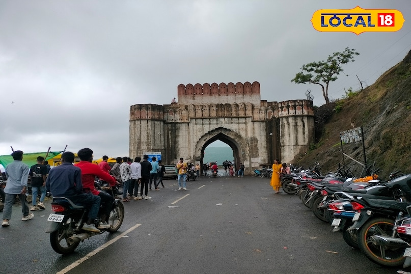 Jam Gate Mini Kashmir, Hill stations in Madhya Pradesh, Jam Darwaza history, Jam Gate waterfalls, Jam Gate picnic spot, local18, khargone letest news, Madhya Pradesh hindi news 
