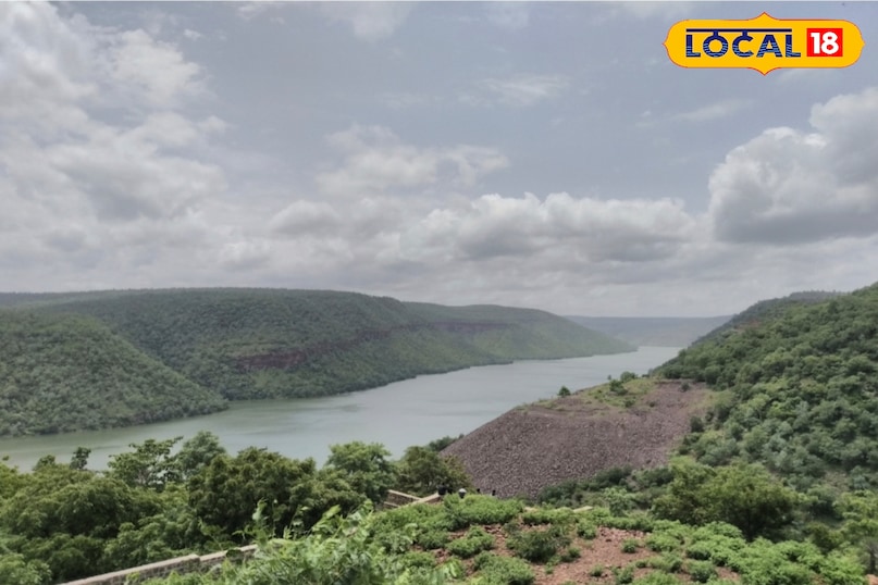 During the Nazara Yatra of the river stream, tourists will be able to see the greenery, hill and Krishna river stream of Nallamla forests below. This route exposes the natural beauty that cannot often be seen completely during the journey by road. During the Nazara Yatra of the river stream, tourists will be able to see the greenery, hill and Krishna river stream of Nallamla forests below. This route exposes the natural beauty that cannot often be seen completely during the journey by road.