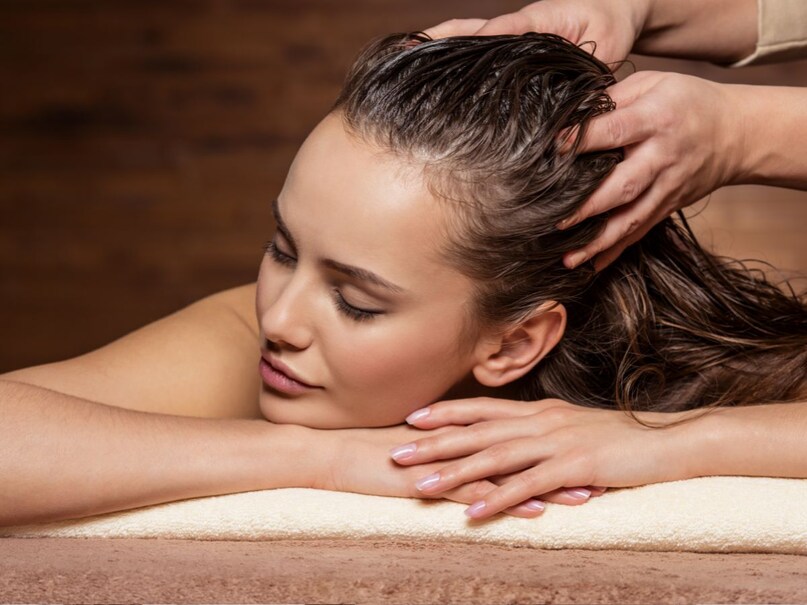 अगर आप हीट टूल्स का नियमित इस्तेमाल करते हैं तो स्कैल्प को थोड़ा आराम दें. ज़्यादा गर्मी स्किन में सूजन और डिहाइड्रेशन पैदा कर सकती है. इसलिए जब भी संभव हो बालों को कुदरती रूप से सूखने दें और हमेशा हीट प्रोटेक्टेंट्स का इस्तेमाल करें.