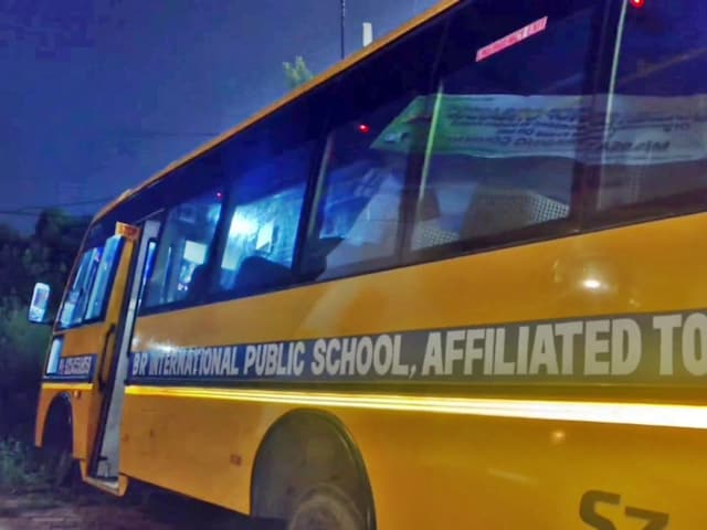 120 बच्चों से भरी स्कूल बस के चालक को पड़ा दौरा...बच्चों ने कूदकर बचाई जान