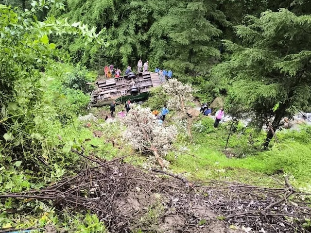 हिमाचल में फिर हादसा, 150 फीट खाई में गिरी निजी बस, महिला की मौत, 9 घायल हिमाचल में फिर हादसा, 150 फीट खाई में गिरी निजी बस, महिला की मौत, 9 घायल