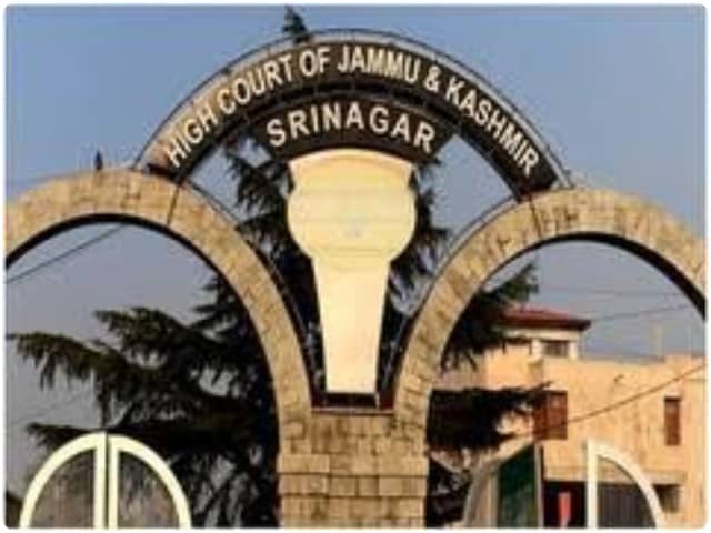 J&K हाईकोर्ट ने पूर्व पुलिस ऑफिसर को सुनाई उम्रकैद की सजा J&K हाईकोर्ट ने पूर्व पुलिस ऑफिसर को सुनाई उम्रकैद की सजा
